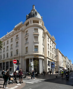 Immeuble_du_Crédit_Lyonnais_11-13,_rue_d’Antibes_(Cannes)_en_avril_2023